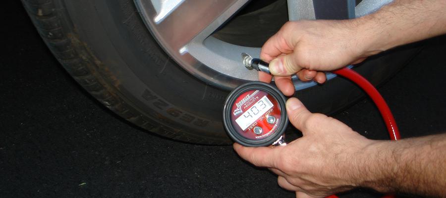 Как да проверим налягането и да напомпаме гумите